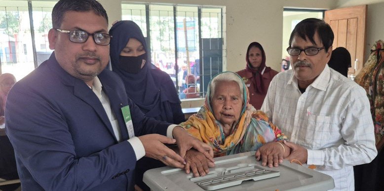 খালেদা জিয়ার প্রতি ভালোবাসা থেকে ভোট দিতে এলেন ৯০ বছরের বৃদ্ধা